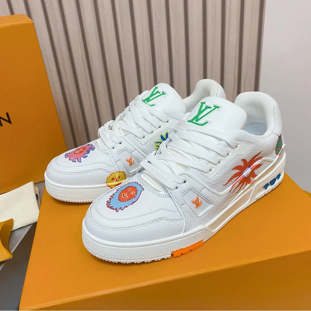 👟👟Ex-factory price 840👟👟 Lujia LV Trainer series Classic hot-selling sneakers are originally developed and heavily invested in quality building. The eye-catching innovation in the upgrading and re-engineering project. The upper is made of finely selected calf leather. Craftsmanship details: topstitching, handwritten notes. LV letters on the tongue and side. Handwritten Louis Vuitton logo on the side. Luggage tag on the side. LV on the back. U👟👟Ex-factory price cycling upcycled logo The outsole is decorated with Monogram flowers The outsole is all original T👟👟Ex-factory price U material, extremely high-grade and super wear-resistant Sixe: 35~46